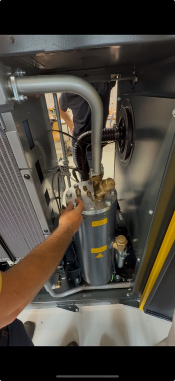 Maintenance d'un compresseur d'air à La Réunion, Le Port, Société de vente en matériel et outillage industriel