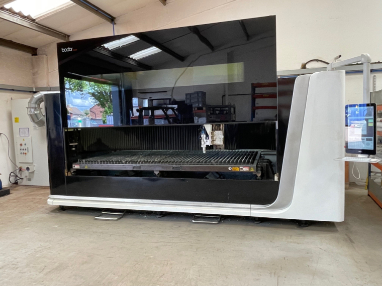 Installation de la première table laser BODOR à La Réunion, Le Port, Société de vente en matériel et outillage industriel